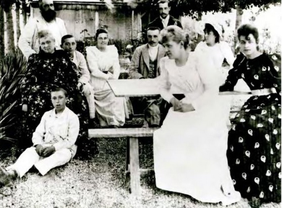 Giverny, 1886: (left to right) Claude Monet, Alice Hoschedé, Jean-Pierre H, Jacques H, Blanche H, Jean M, Michel M, Martha H, Germaine H, Suzanne H